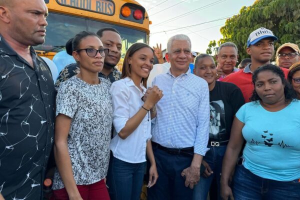 Senador Ricardo de los Santos dona autobuses a estudiantes universitarios de Fantino y La Bija de Cotui