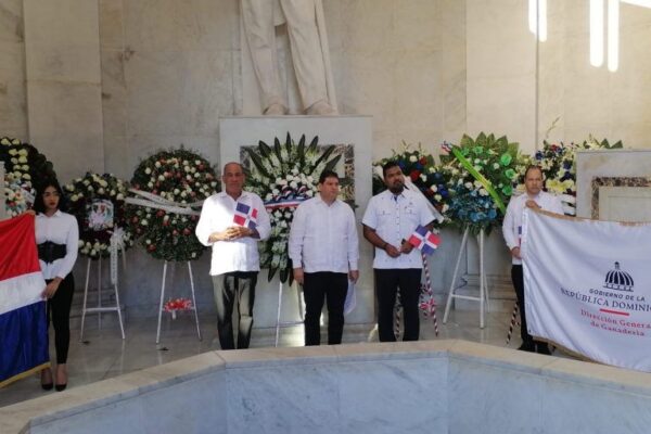 DIGEGA deposita ofrenda floral en el Altar de la Patria.