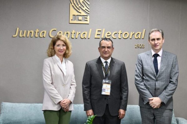 Presidente de la JCE recibe en su despacho a embajadora extraordinaria de la Unión Europea