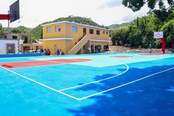 El INEFI entrega remozada cancha en San José de Ocoa