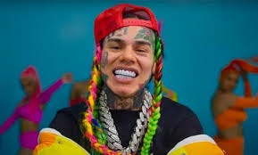 Corte de La Vega emite orden de captura internacional contra Tekashi 69