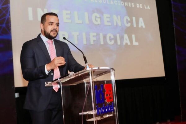 INDOTEL imparte conferencia a estudiantes sobre riesgo que representa la inteligencia artificial para los trabajadores