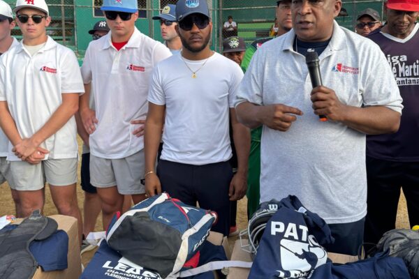 Fundaciones FYRE y Homerun Hopefuls entregan útiles deportivos a ligas de la Región Sur