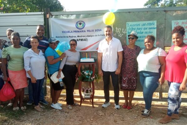 comunidad de Las Terrenas “celebra” el cumpleaños de una escuela inconclusa