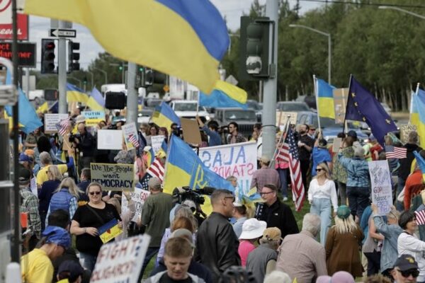 Manifestantes en Alaska piden a Trump mantenerse firme frente a Putin por conflicto en Ucrania