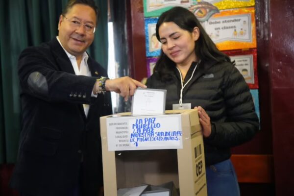 Luis Arce vota en La Paz y promete un proceso democrático en Bolivia