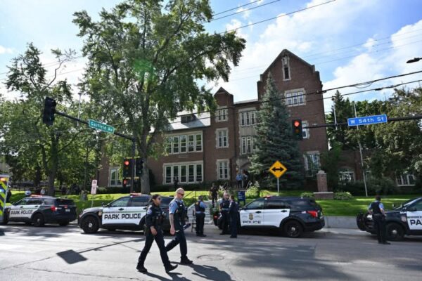 Dos niños muertos y 17 heridos en tiroteo en escuela católica de Minneapolis