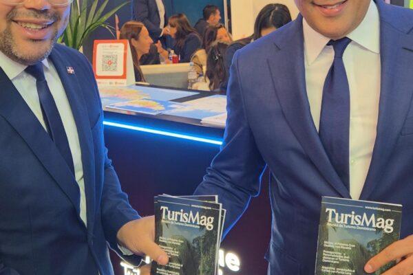 Revista TURISMAG se lanza en París para promover el turismo dominicano. El ministro David Collado recibió la primera edición durante la feria Top Resa IFTM 2025 en París
