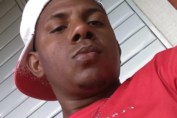 Autoridades persiguen a hombre acusado de agredir a dos hermanos con condición especial en Cotuí