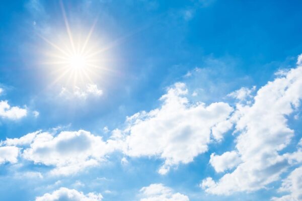 Ambiente soleado y caluroso, con lluvias aisladas en la tarde hacia el interior del país