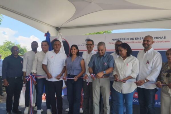 Gobierno lleva energía eléctrica a comunidades rurales de Bahoruco
