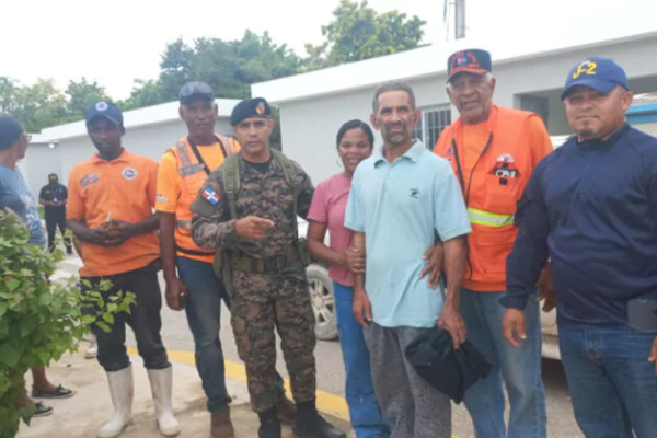 Rescatan con vida a pescador desaparecido durante tres días en Pedernales